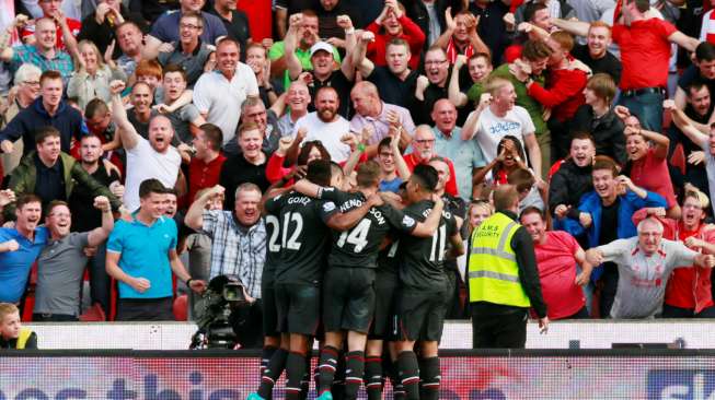 Para pemain Liverpool merayakan gol Philippe Coutinho bersama fansnya. Reuters / Jason Cairnduff Livepic
