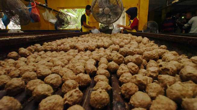 Akibat harga daging sapi naik mencapai Rp 120ribu per kilogram, produsen bakso menaikan harga jual bakso sapi.