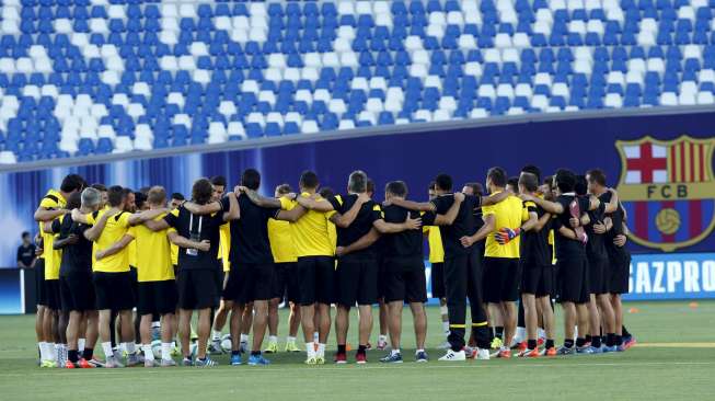 Para pemain dan pelatih Sevilla saat melakukan sesi latihan di Boris Paichadze Dinamo Arena. Reuters/Grigory Dukor