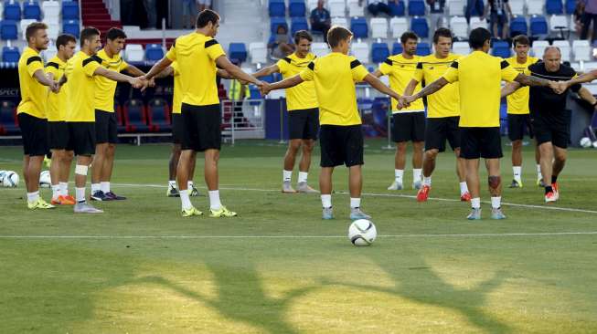 Para pemain Sevilla melakukan sesi latihan menjelang menghadapi Barcelona. Reuters/Grigory Dukor