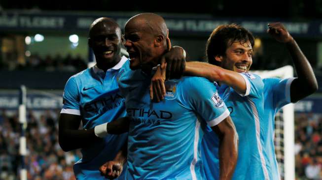 Bek Manchester City Vincent Kompany merayakan golnya bersama rekan setimnya. Reuters / Jason Cairnduff Livepic