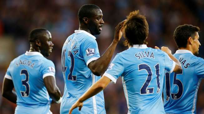 Pemain Manchester City Yaya Toure merayakan gol keduanya bersama rekan setimnya. Reuters / Darren Staples Livepic