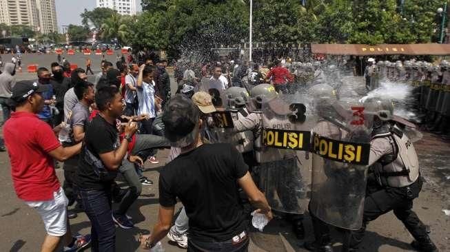 IPW: 22 Kantor Polisi Dirusak Massa Sepanjang 2015