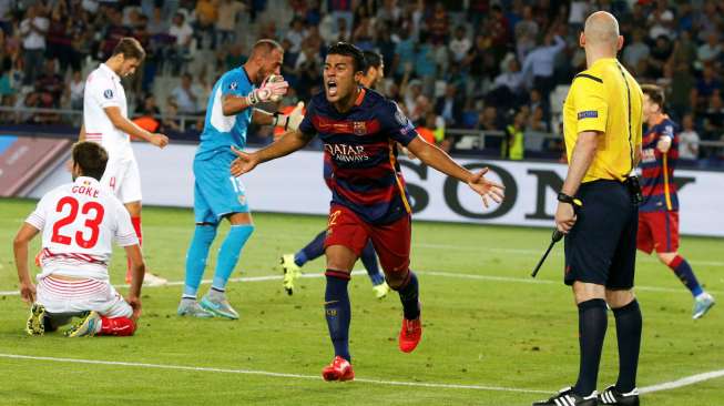 Pemain Barcelona Rafinha (tengah) merayakan golnya ke gawang Sevilla. Reuters/Grigory Dukor