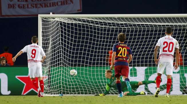 Kiper Barcelona Marc-Andre ter Stegen gagal menghentikan bola tendangan Kevin Gameiro (kiri). Reuters/David Mdzinarishvili