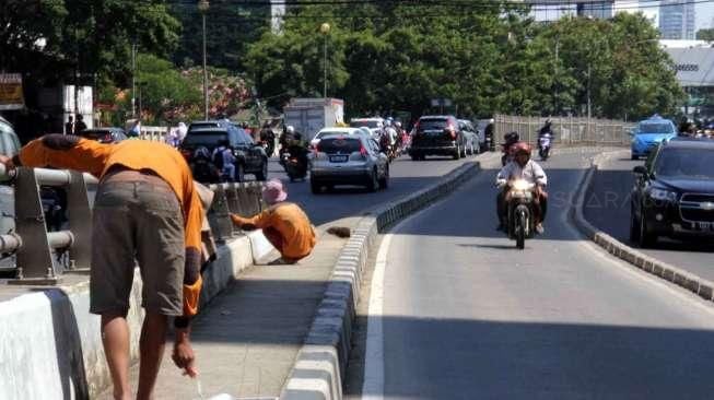 Tangerang Bersolek, Masyarakat Disuruh Mengecat Trotoar Sendiri