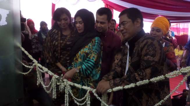 Raffi Ahmad Beri Hadiah Ibunda Klinik Kecantikan