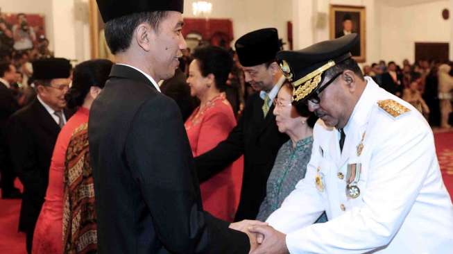 Gubernur Banten Rano Karno mengucapkan sumpah jabatan di hadapan Presiden Joko Widodo di Istana Negara, Jakarta, Rabu (12/8).