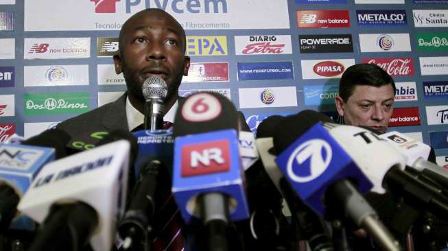 Paulo Wanchope menghadiri konferensi pers di Belen de Heredia usai pertemuan dengan Fudefutbol (15/8)[Reuters/Juan Carlos Ulate]