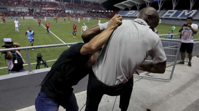 Pelatih Costa Rika Paulo Wanchope (kanan) berkelahi usai pertandingan (13/8) [Reuters/Roberto Cisneros]