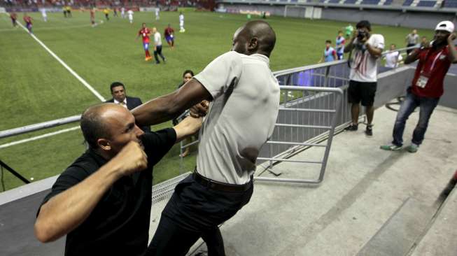 Pelatih Costa Rika Paulo Wanchope (kanan) berkelahi usai pertandingan (13/8) [Reuters/Roberto Cisneros]