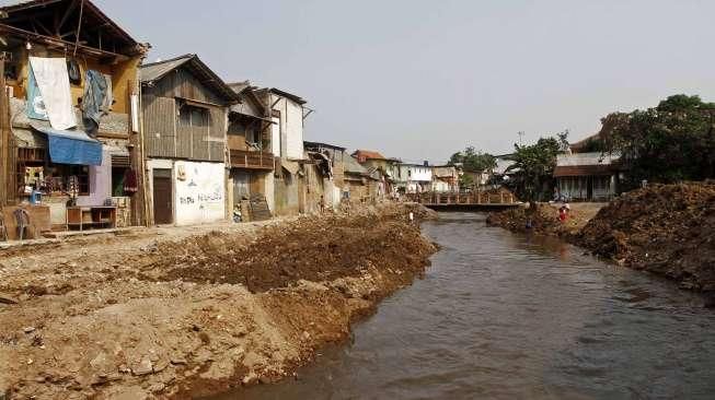 Hujan Deras, Luapan Kali Krukut Rendam Jalan di Cilandak Barat
