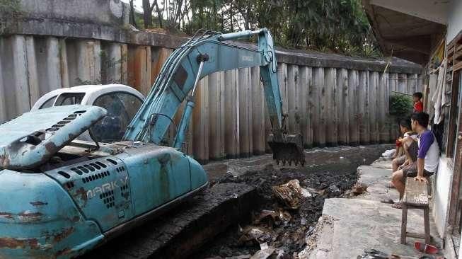 Upaya normalisasi kali dan sungai terus dilakukan oleh Pemprov. DKI Jakarta sebagai antisipasi banjir ketika musim hujan tiba. 