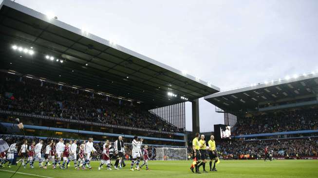 Pemain Aston Villa dan MU memasuki arena pertandingan (15/8) [Reuters/Andrew Couldridge]