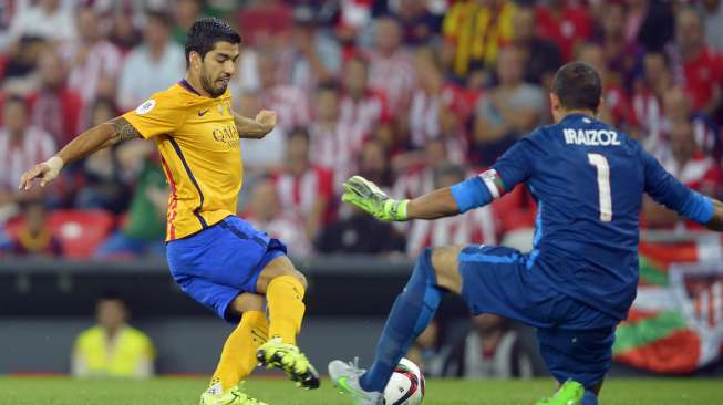 Luis Suarez gagal menundukkan kiper Athletic Bilbao Gorka Iraizoz (15/8) [Reuters/Vincent West]