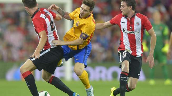 Dua pemain Bilbao hentikan laju Lionel Messi (tengah) (15/8) [Reuters/Vincent West]