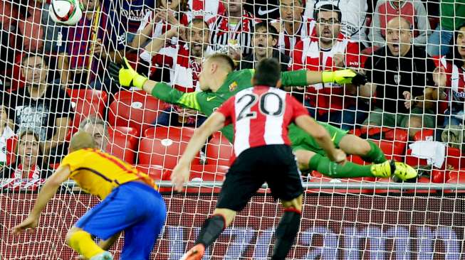 Pemain Athletic Bilbao Aritz Aduriz menjebol gawang Barcelona yang dikawal Ter Stegen (15/8) [Reuters/Vincent West]