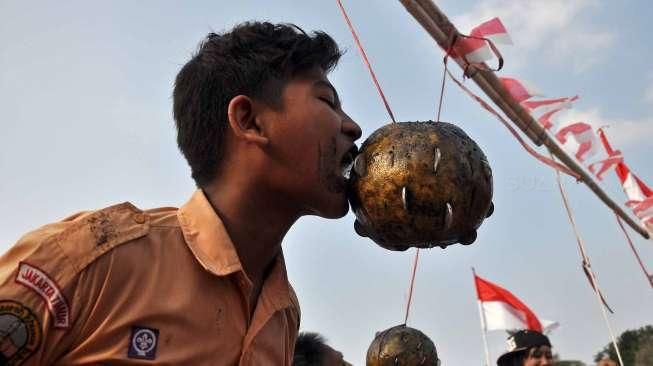 Ratusan warga mengikuti Pesta Rakyat Ciliwung di Jakarta, Sabtu (15/8). Acara tersebut digelar dalam rangka menyambut HUT ke-70 RI. [Suara.com/Kurniawan Mas'ud]