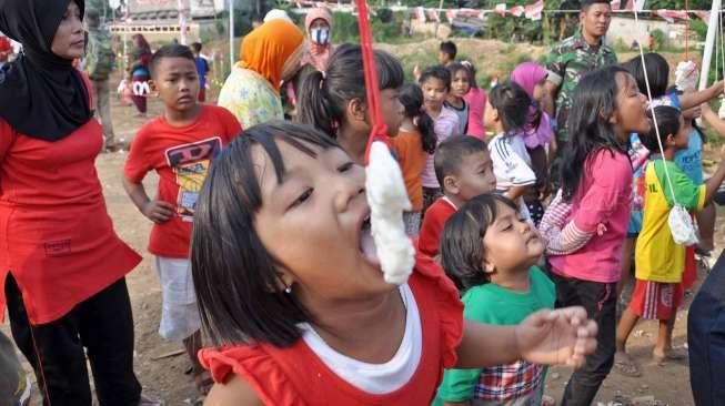 Ratusan warga mengikuti Pesta Rakyat Ciliwung di Jakarta, Sabtu (15/8). Acara tersebut digelar dalam rangka menyambut HUT ke-70 RI. [Suara.com/Kurniawan Mas'ud]