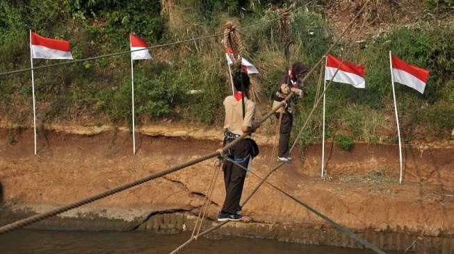 Ratusan warga mengikuti Pesta Rakyat Ciliwung di Jakarta, Sabtu (15/8). Acara tersebut digelar dalam rangka menyambut HUT ke-70 RI. [Suara.com/Kurniawan Mas'ud]