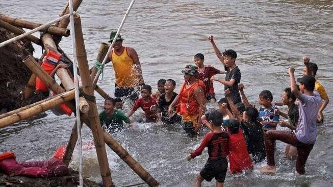 Ratusan warga mengikuti Pesta Rakyat Ciliwung di Jakarta, Sabtu (15/8). Acara tersebut digelar dalam rangka menyambut HUT ke-70 RI. [Suara.com/Kurniawan Mas'ud]