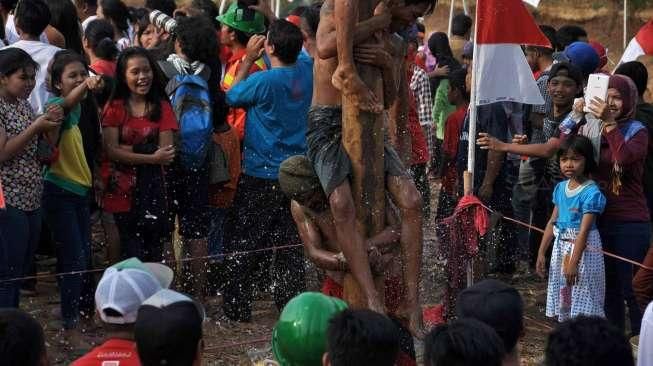 Ratusan warga mengikuti Pesta Rakyat Ciliwung di Jakarta, Sabtu (15/8). Acara tersebut digelar dalam rangka menyambut HUT ke-70 RI. [Suara.com/Kurniawan Mas'ud]