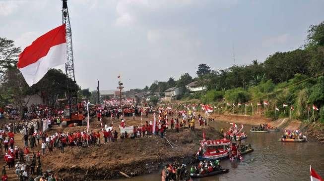 Ratusan warga mengikuti Pesta Rakyat Ciliwung di Jakarta, Sabtu (15/8). Acara tersebut digelar dalam rangka menyambut HUT ke-70 RI. [Suara.com/Kurniawan Mas'ud]