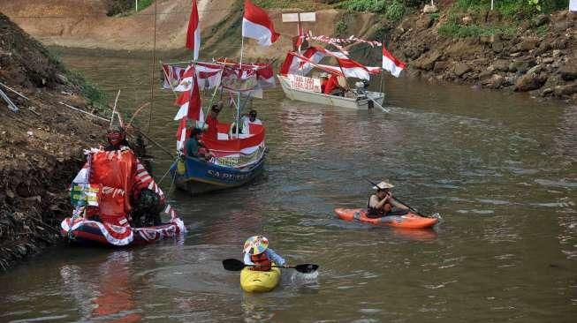 Ratusan warga mengikuti Pesta Rakyat Ciliwung di Jakarta, Sabtu (15/8). Acara tersebut digelar dalam rangka menyambut HUT ke-70 RI. [Suara.com/Kurniawan Mas'ud]