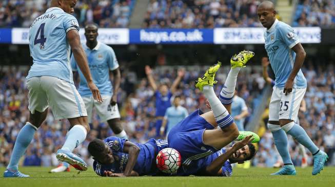 Dua pemain Chelsea Ramires dan Diego Costa terbaring di kotak pertahanan City (17/8) [Reuters/Andrew Yates]