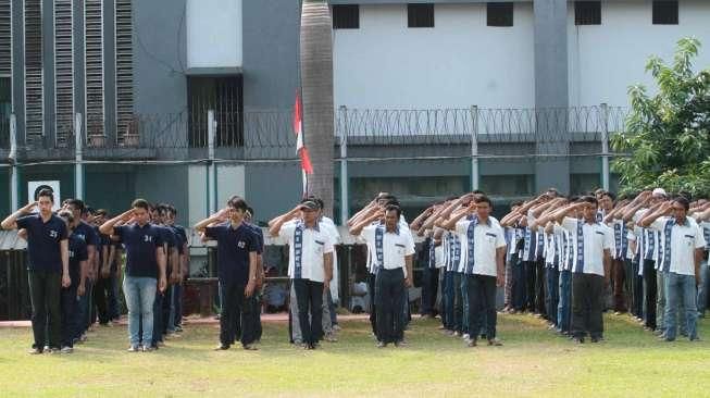 Pemberian remisi kepada 2.543 narapidana dalam upacara peringatan HUT Kemerdekan ke-70 RI di Lembaga Pemasyarakatan Cipinang Klas I Cipinang, Jakarta Timur, Senin (17/8/2015). [Suara.com/Oke Atmaja]