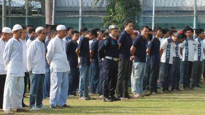 Pemberian remisi kepada 2.543 narapidana dalam upacara peringatan HUT Kemerdekan ke-70 RI di Lembaga Pemasyarakatan Cipinang Klas I Cipinang, Jakarta Timur, Senin (17/8/2015). [Suara.com/Oke Atmaja]