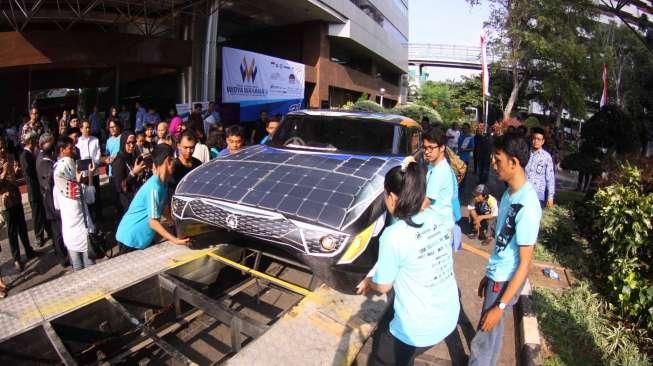 Menristek Dikti M. Nasir melepas mobil listrik bertenaga surya 