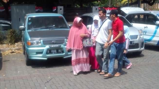 Tunggu Kabar Pencarian, Keluarga Kru Datangi Kantor Trigana Air