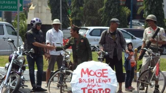 Kritik Pengguna Moge, Komunitas Ontel Lawas Solo Aksi di Jalan