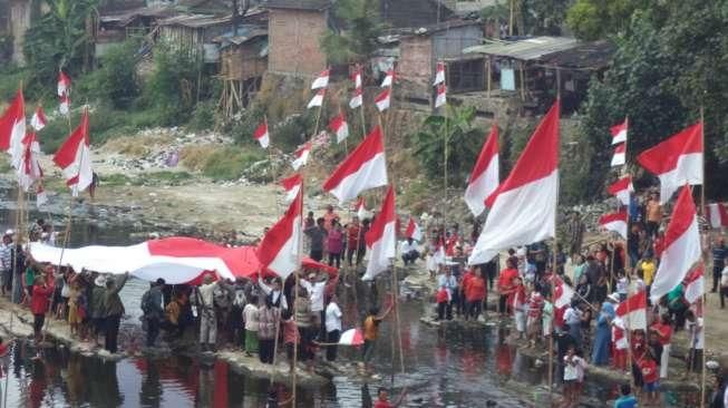 Ada-ada Saja, Warga Upacara Bendera di Tengah Sungai