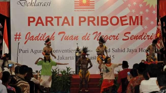 Ketua Dewan Pembina Partai Priboemi Jenderal TNI (Purn) Djoko Santoso, Ketua Umum Partai Priboemi Muhardi, dan Wakil Ketua Yakub A. Arupalakka, mendeklarasikan berdirinya Partai Priboemi, (17/8).[Suara.com/Kurniawan Mas'ud]