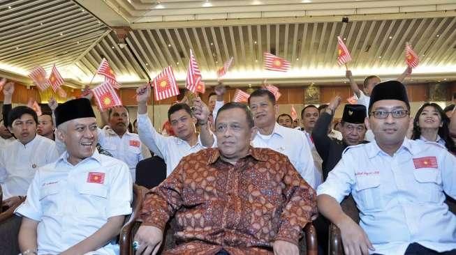 Ketua Dewan Pembina Partai Priboemi Jenderal TNI (Purn) Djoko Santoso, Ketua Umum Partai Priboemi Muhardi, dan Wakil Ketua Yakub A. Arupalakka, mendeklarasikan berdirinya Partai Priboemi, (17/8).[Suara.com/Kurniawan Mas'ud]