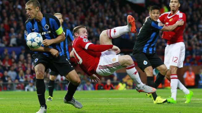 Wayne Rooney melepaskan tendangan akrobatik ke gawang Brugge (19/8) [Reuters/Jason Cairnduff]