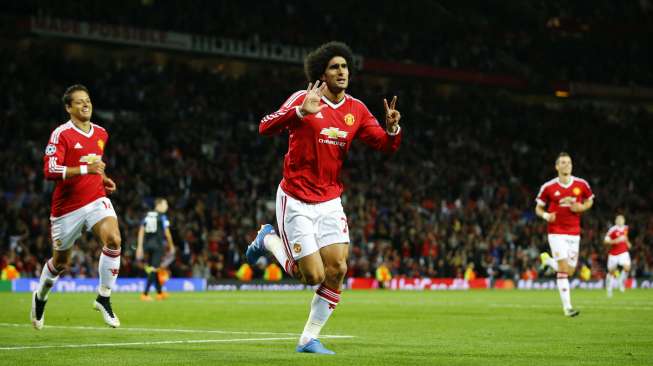 Pemain MU Marouane Fellaini rayakan gol ke gawang Brugge (19/8) [Reuters/Darren Staples]