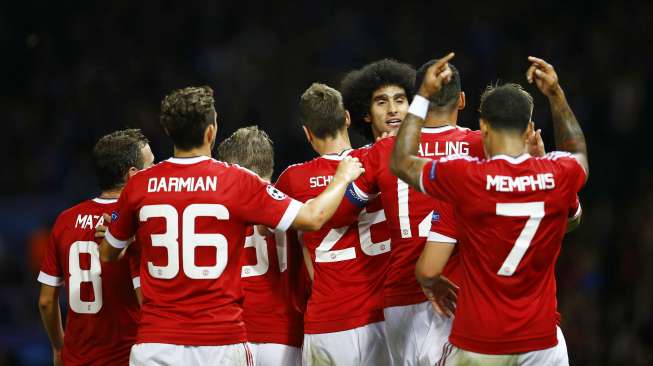 Pemain MU rayakan gol Fellaini (19/8) [Reuters/Darren Staples]