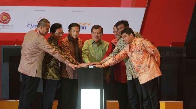 Wakil Presiden Jusuf Kalla membuka Indonesia Internasional Motor Show (IIMS) yang digelar di JExpo Kemayoran di Jakarta, Rabu (19/8).[Suara.com/Oke Atmaja]