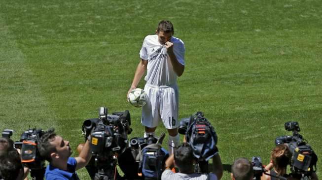 Pemain baru Real Madrid Mateo Kovacic mencium jersey Los Blancos. Reuters/Juan Medina