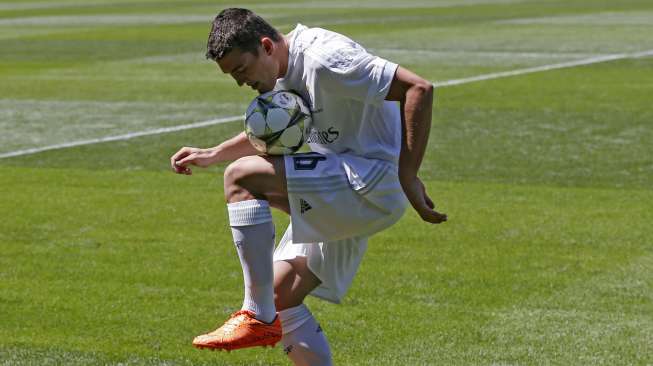 Aksi pemain baru Real Madrid Mateo Kovacic memainkan bola di depan fans Madrid. Reuters/Juan Medina