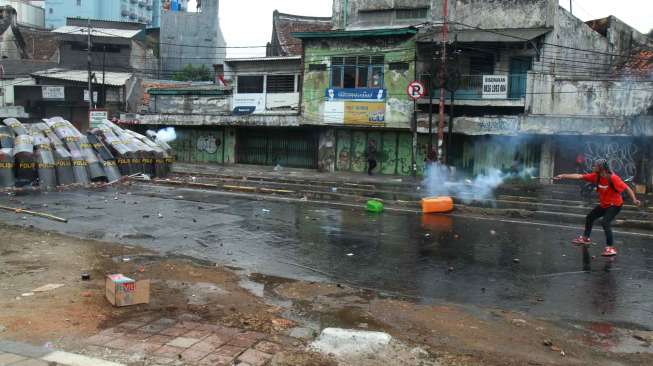 Upaya Pemprov DKI Jakarta merelokasi warga Kampung Pulo, Jakarta Timur mendapat perlawanan, Kamis (20/8).