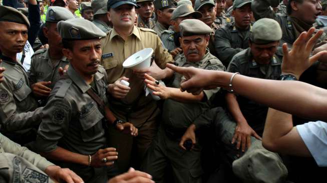 Upaya Pemprov DKI Jakarta merelokasi warga Kampung Pulo, Jakarta Timur mendapat perlawanan, Kamis (20/8).