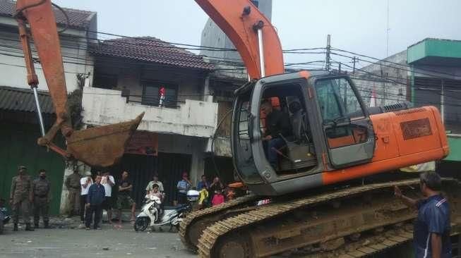 Kampung Pulo Digusur Setelah Bentrok, Warga Malah Foto-foto