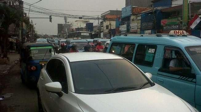 Usai Penggusuran, Jalan Jatinegara Barat Macet Total