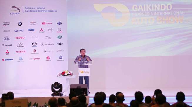 Wakil Presiden Jusuf Kalla didampingi sejumlah menteri meresmikan pameran otomotif Gaikindo Indonesia International Auto Show (GIIAS) 2015 di IEC,BSD City, Tangerang Selatan, Kamis (20/8) [Suara.com/Kurniawan Mas'ud].