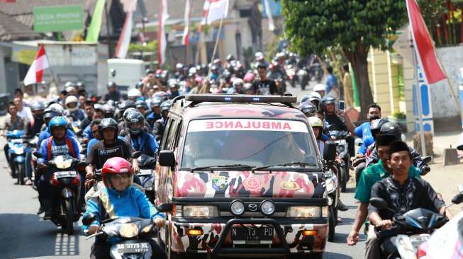 Aremania Antar Suharno ke Tempat Peristirahatan Terakhir