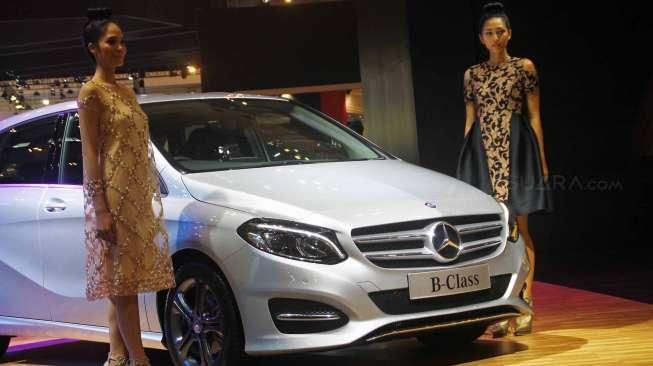 Stand pabrikan mobil Mercedes-Benz di ajang pameran Gaikindo International Indonesia Auto Show (GIIAS) 2015, di ICE Serpong, Tangerang, Banten, Kamis (20/8/2015). [Suara.com/Kurniawan Mas'ud]